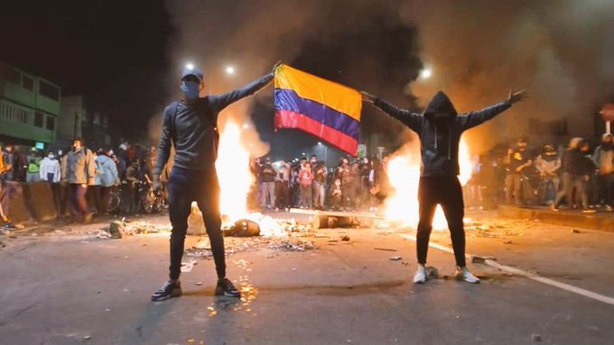Caos en Colombia; incendian estación policial con agentes dentro
