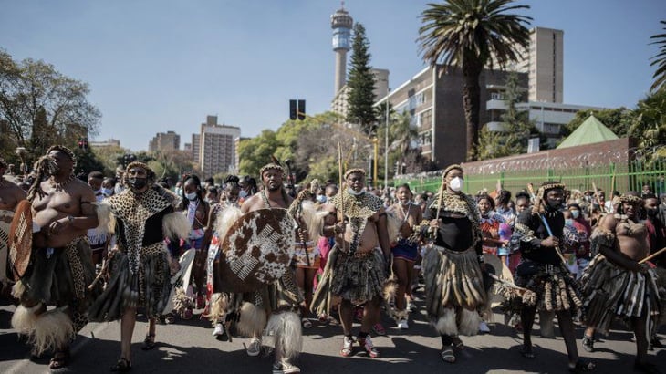 Los zulúes rinden tributo en Sudáfrica a la difunta reina regente Mantfombi