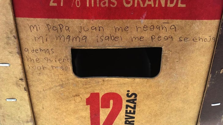 Niña pide ayuda por maltrato en Coahuila con un mensaje en cartón de cervezas
