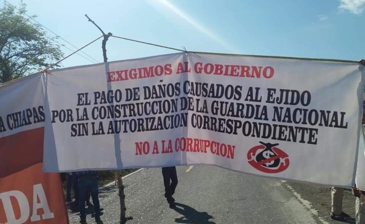 Campesinos cumplen 24 horas con cierre carretero en Chiapas
