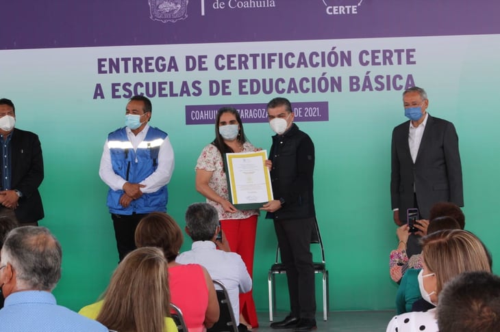 Certifica Riquelme a escuelas en CERTE en Monclova