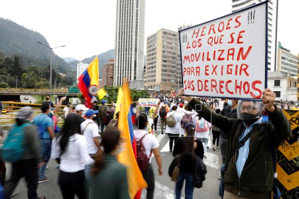Las protestas en Colombia se mantienen vivas al grito de 'no más violencia'
