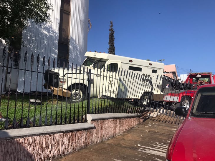 Camión choca  contra Museo Pape en Monclova
