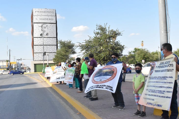 Siguen protesta de maestros jubilados de Monclova por pagos en UMA