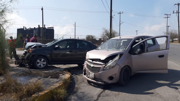 Fuerte accidente en Monclova deja dos automóviles con pérdida total