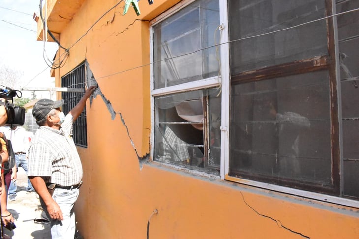 Fugas de Simas en Monclova ponen en riesgo de derrumbe a vivienda de la Otilio Montaño