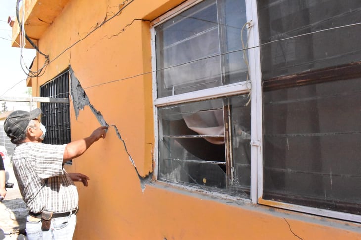Fuga de agua provoca riesgo de derrumbe en vivienda de Monclova