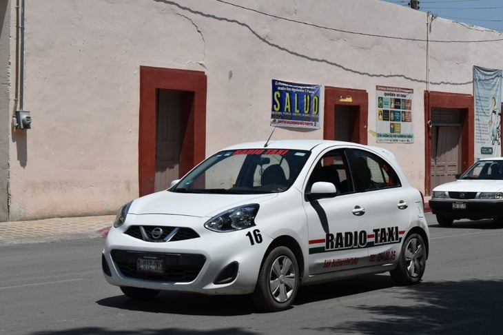 Abusan taxistas de San Buenaventura; cobran hasta 50 pesos la tarifa