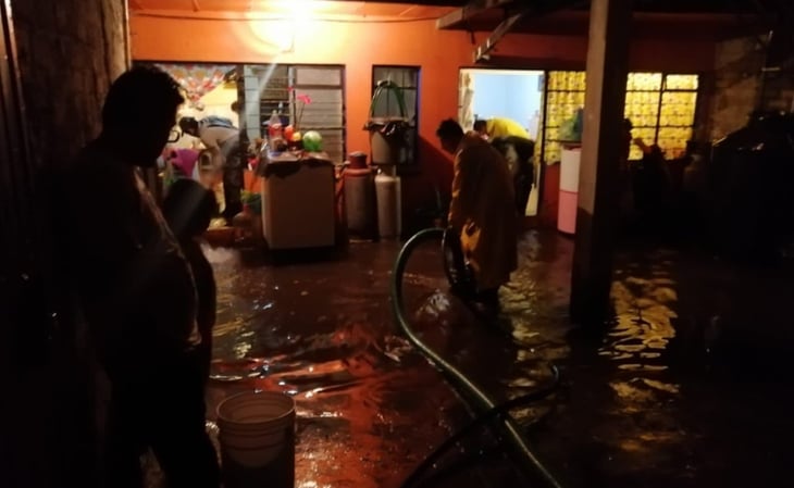 Lluvias provocan inundaciones en viviendas de Atizapán