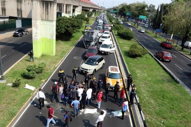 Operadores de transporte público bloquean Viaducto