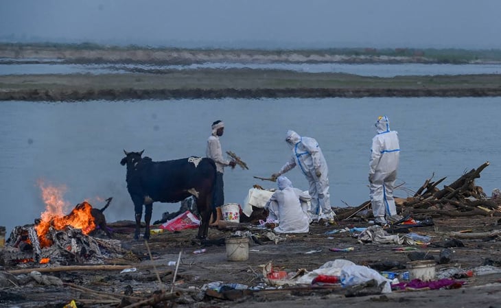 Decenas de cadáveres de víctimas del Covid-19, aparecen en el río Ganges