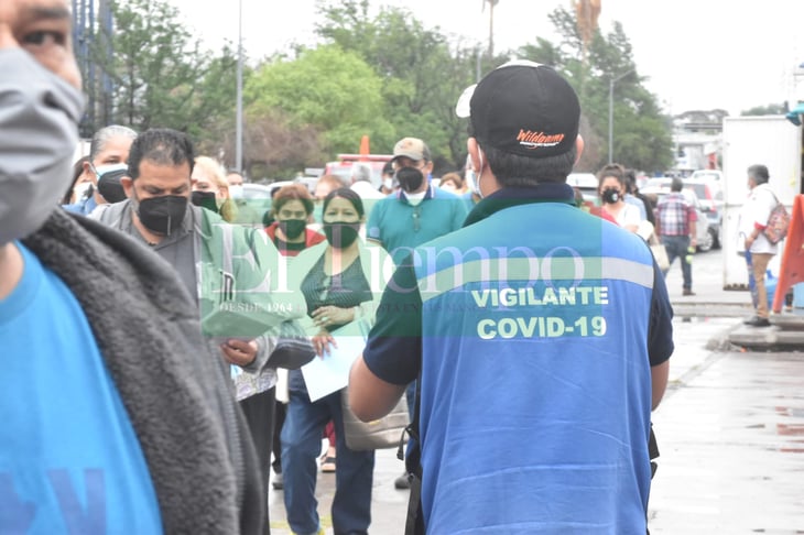 Descartan suspender vacunación antiCOVID-19 en Monclova por clima lluvioso