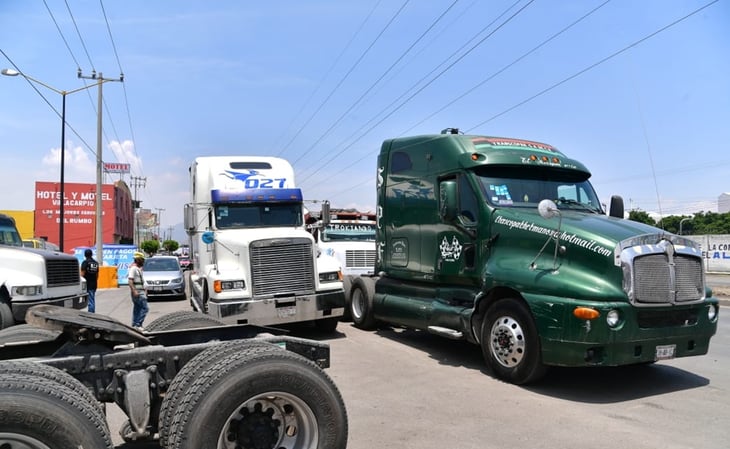 Transportistas bloquean la Texcoco-Lechería; acusan extorsiones