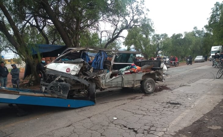 Tráiler embiste combi con pasajeros en Zumpango; hay siete heridos