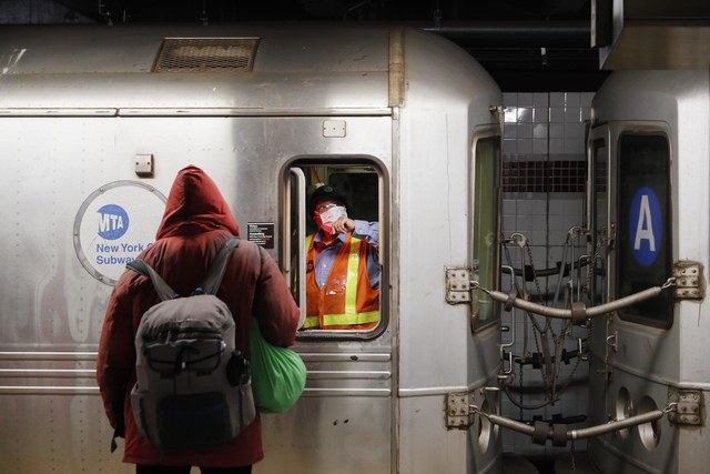 El metro de Nueva York recupera su servicio de 24 horas tras un año de parón