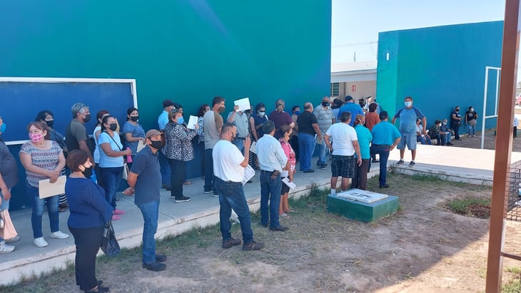 Se registran largas filas en campaña de vacunación contra COVID-19 en Frontera