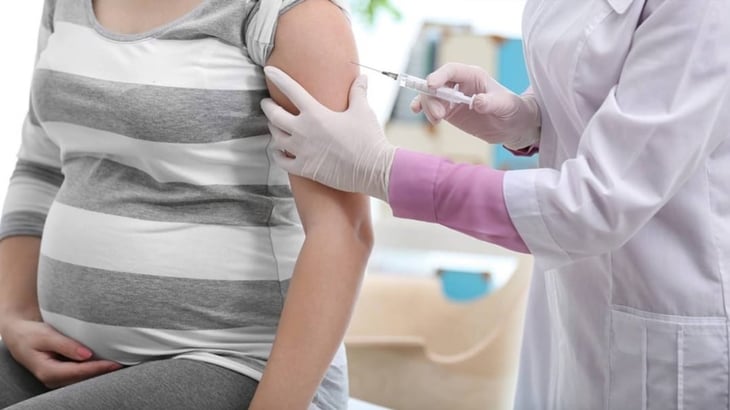 Responden a vacuna mujeres embarazadas de 18 años