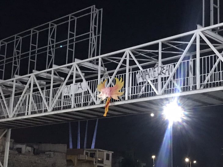 Encuentran mantas en puente peatonal con mensajes ocultos en Monclova