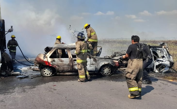 Accidente deja cinco vehículos incendiados en el sur de Veracruz