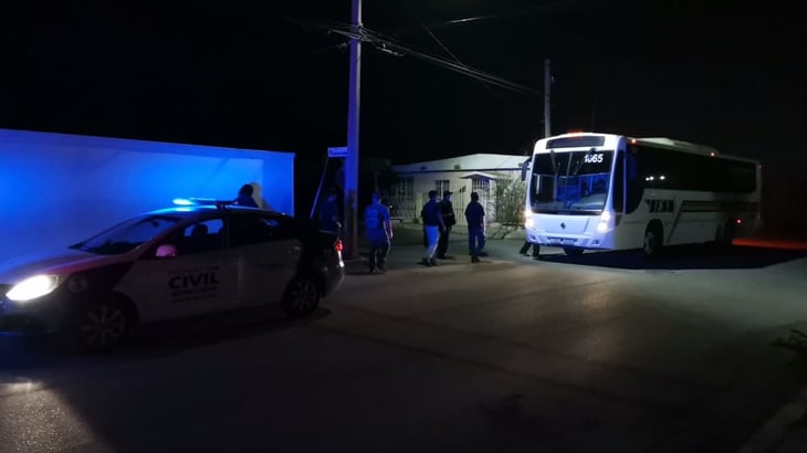 Camión de personal choca a vehículo en La Loma Linda en Monclova