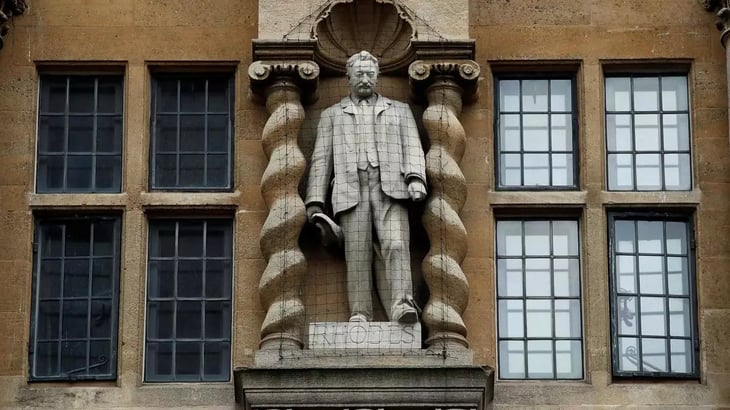 Oxford mantiene la estatua de un político imperialista que prometió retirar