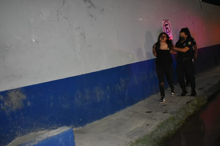Mujer se pasa de copas y arma escándalo en Monclova