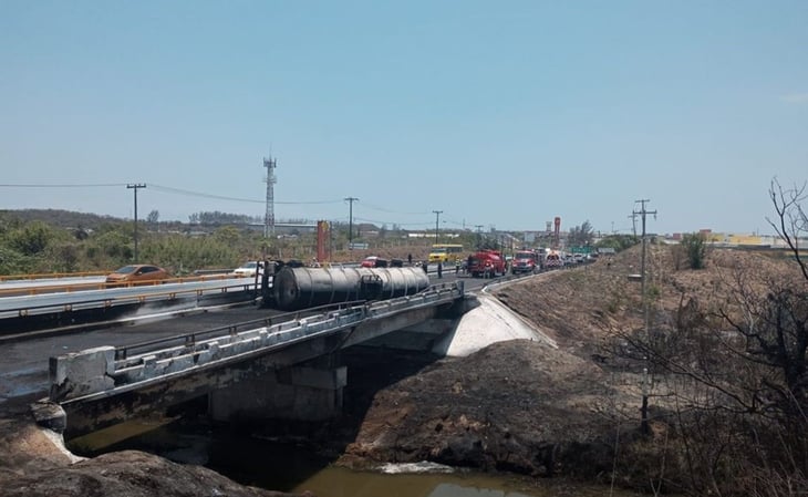 Evacuan a 100 personas por incendio de pipa en Veracruz