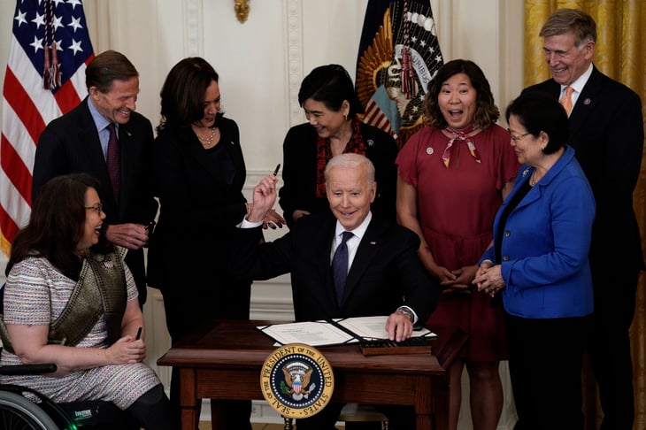 Firma Biden ley destinada  a acabar con los crímenes  de odio contra asiáticos