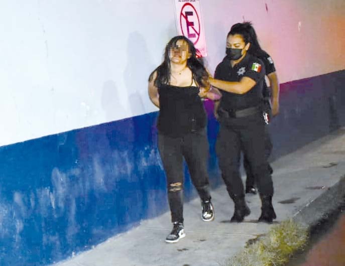 Mujer se pasa de copas y arma escándalo en Monclova 
