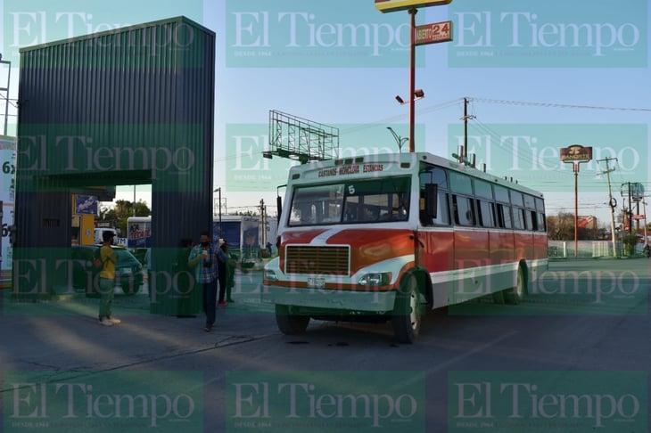 Chocan camión del transporte público y automóvil en Monclova