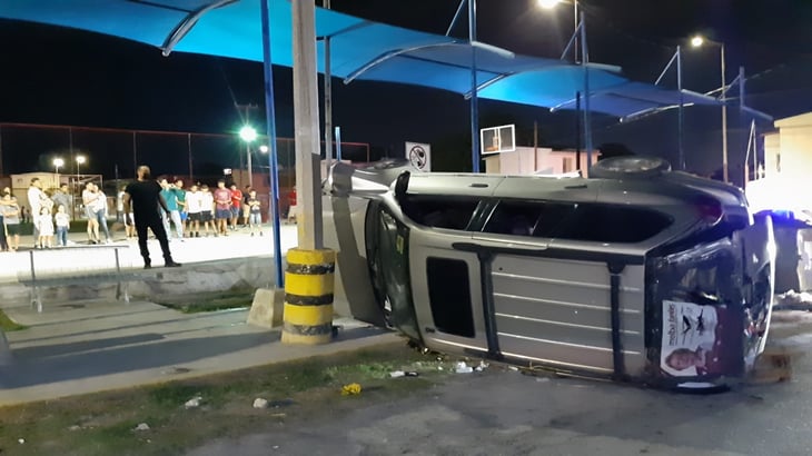 Camioneta termina volcada en Las Praderas en Monclova