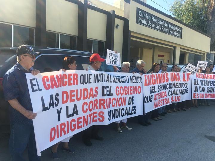 Amagan pensionados con más protestas en Monclova