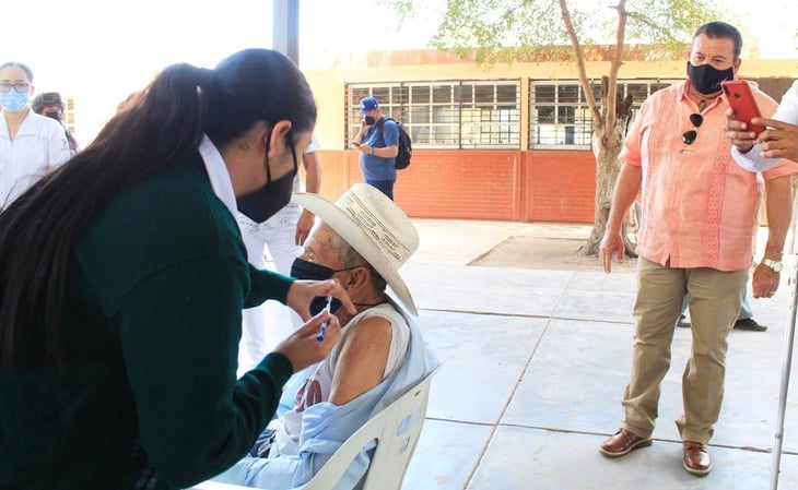Piden a adultos mayores de 60 en Mazatlán esperar por segunda dosis