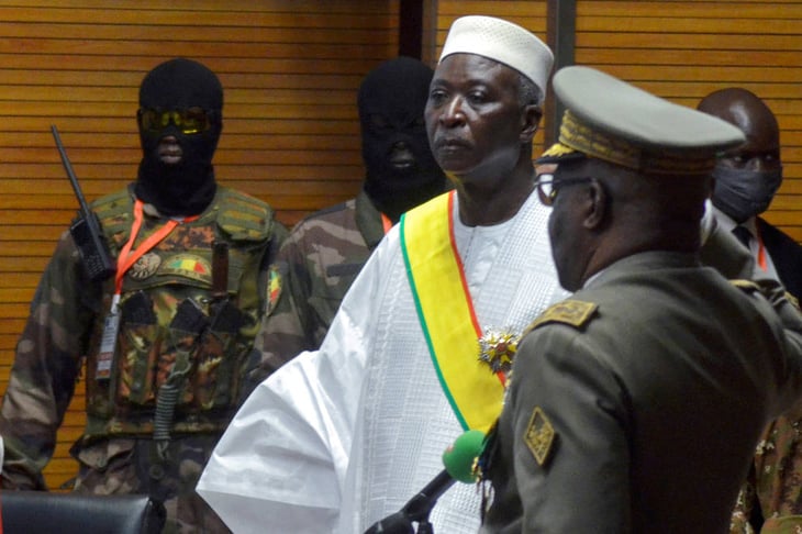 Militares arrestan al presidente de transición en Mali y su primer ministro
