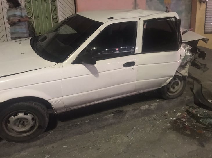 Choca vehículo y sale huyendo en Monclova