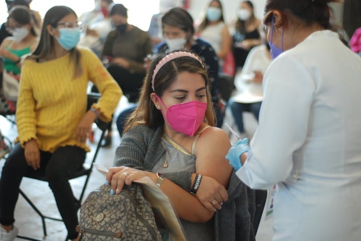 Vacunan al 95.3% de personal educativo en Querétaro
