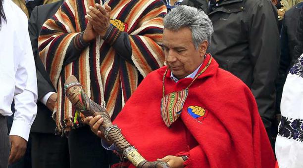 El presidente de Ecuador recibe el bastón de mando de manos indígenas