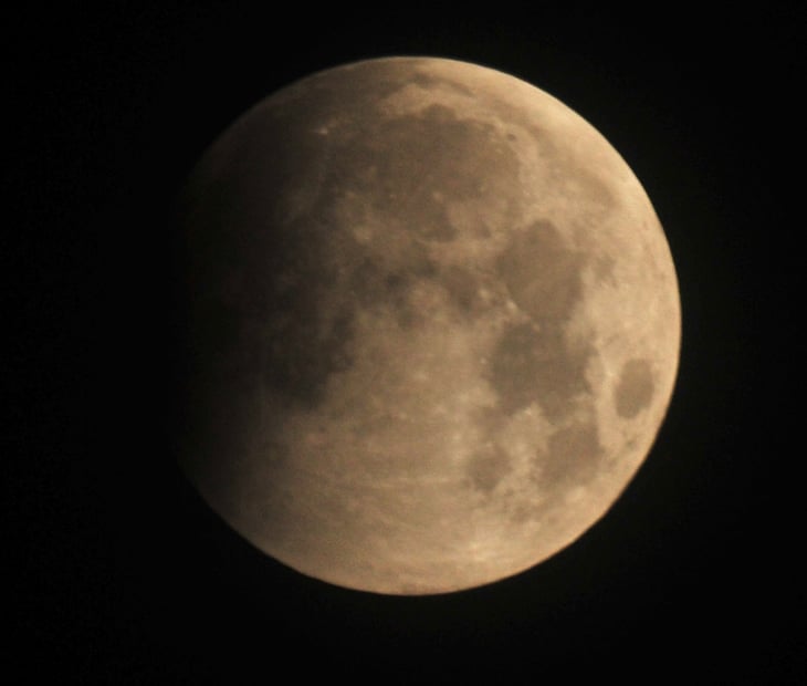 Fenómeno astronómico nos regala una luna sangrienta