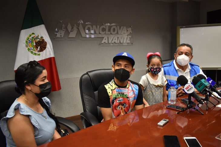 Visita el campeón  monclovense de  box ‘Taz’ Calleros oficina del alcalde