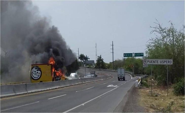Registran enfrentamientos, bloqueos y queman vehículos en Michoacán