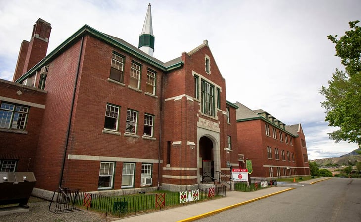 Hallan restos de 215 niños en un antiguo internado católico en Canadá