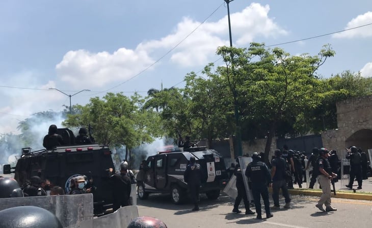 Se enfrentan policías y normalistas de Mactumatzá