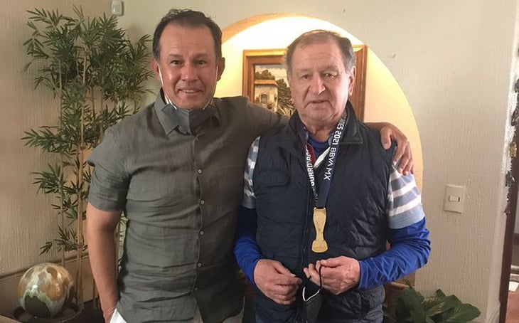 Cruz Azul: Reynoso cumple y regala medalla de campeón a Enrique Meza