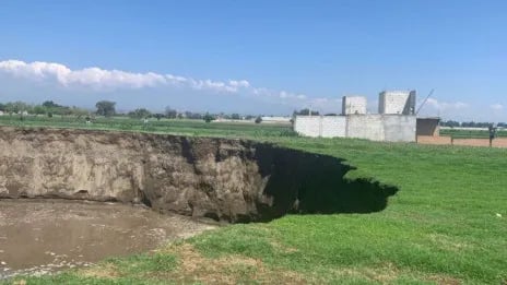 Un enorme socavón aparece en el centro de México debido a una falla geológica