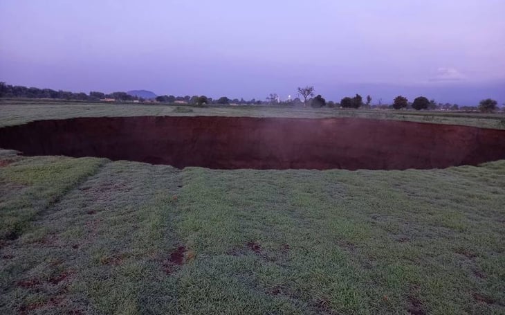 Así se ve el socavón de 70 metros que apareció en Puebla