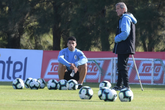 Tabárez analiza quién acompañará a Luis Suárez en el ataque de Uruguay