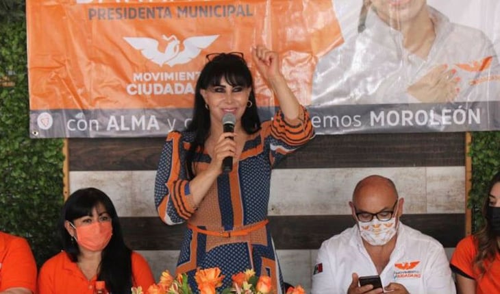 Alma Barragán asesinada en pleno mitin, con micrófono en mano