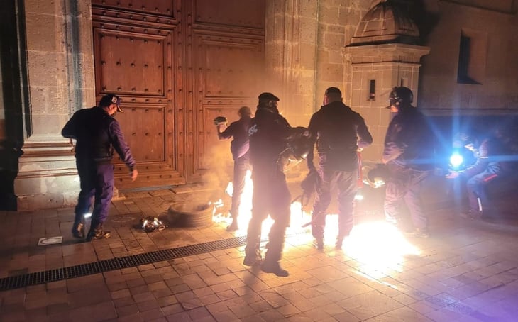 Maestros incendian llantas frente a Puerta Central de Palacio Nacional