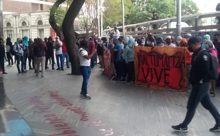 Normalistas de Ayotzinapa protestan frente a la FGR