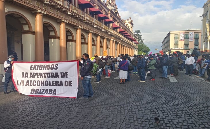 Trabajadores protestan por cierre de fábrica en Veracruz